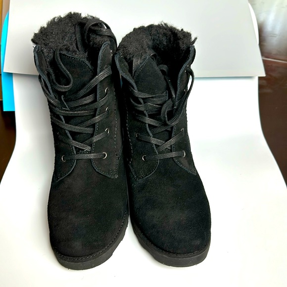 BEARPAW Phoebe Suede Sheepskin Lace-Up Hiker Boot (Black) NEVER WORN..NEW INBOX - Picture 2 of 5